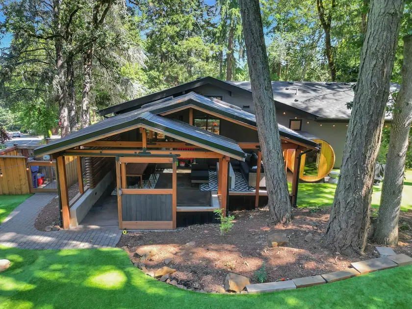 Family-Friendly Luxe Home with Sauna - mins to UO - Image 1