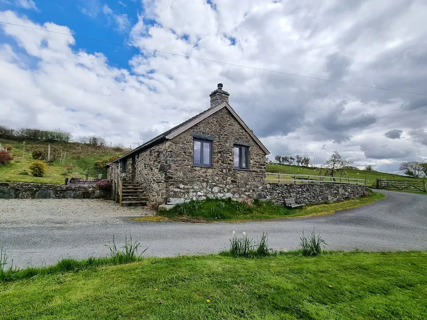 Cefn Canol - Image 1