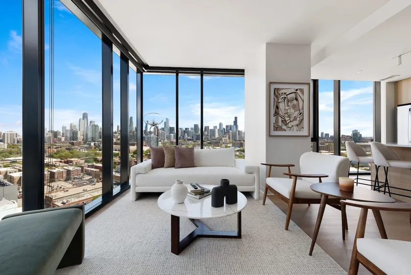 Lincoln Park Getaway: Skyline Views & Luxury - Image 1