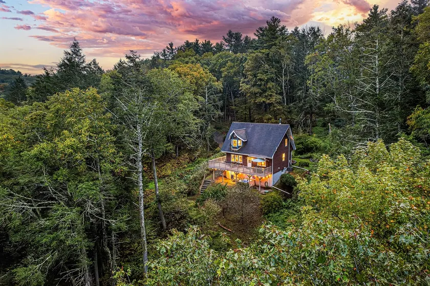 Retro Pinballs, 10 Acres with 2 Streams & Hot Tub - Image 1