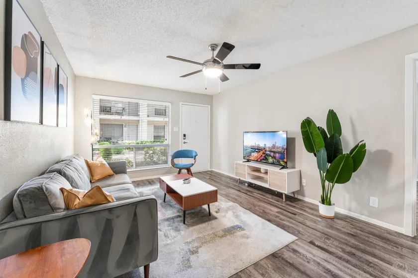 SoCo 2BR warm suite, king bed, fast WiFi w/ pool - Image 1