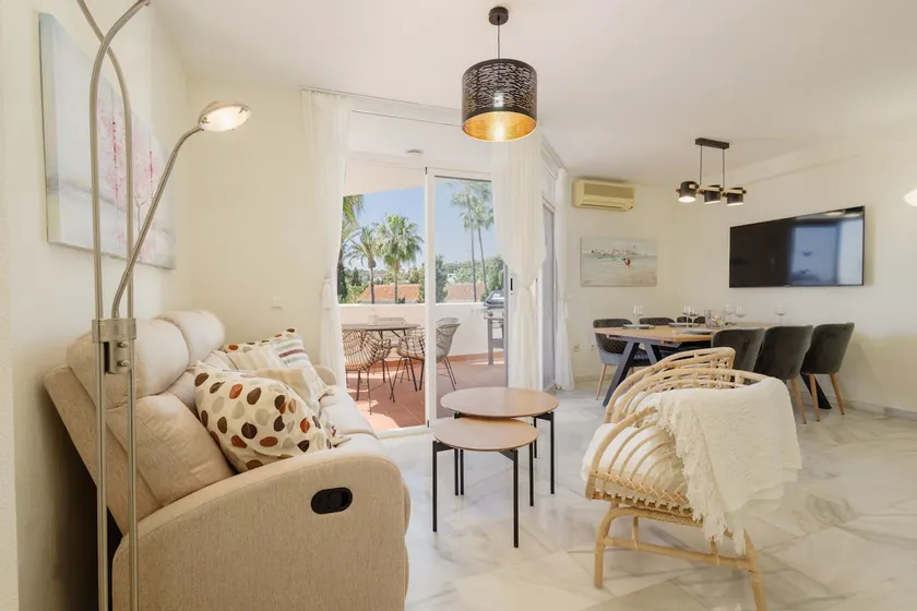 Penthouse with sunny terrace and sea views - Image 1