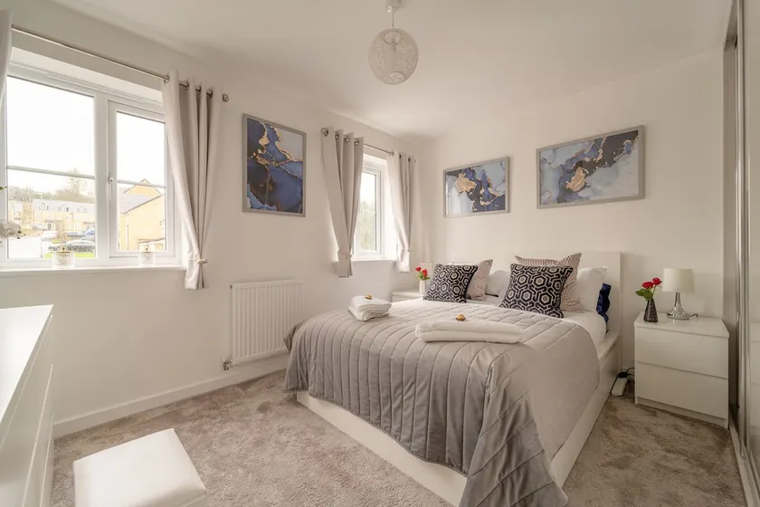 Stylish 3 Bed, 3 Bath, Garden & Drive for 2 cars - Image 1
