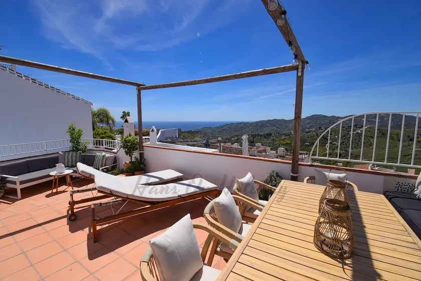 Calle Alta 37, Frigiliana Luxury 3 bedroom center Townhouse with large terrace and sea views HansOnHoliday Rentals - Image 1