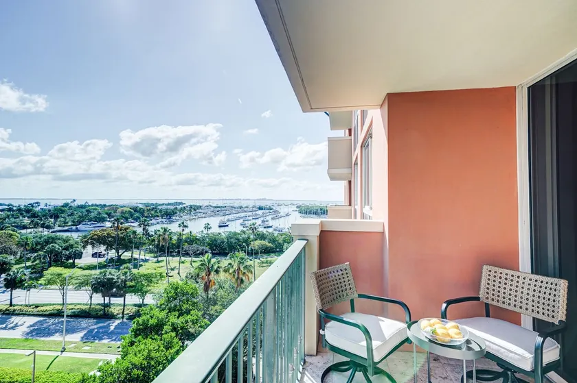 Coconut Grove Beauty 1 bedroom Bayview Condo with Free Parking - Image 1
