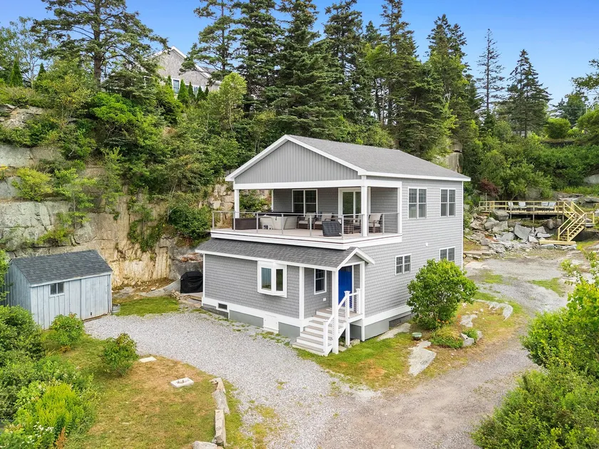Captain's Quarters, newly renovated home with hot - Image 1