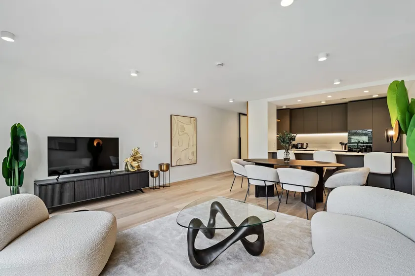 Upscale Urban Apartment Style & Comfort for Six - Image 1