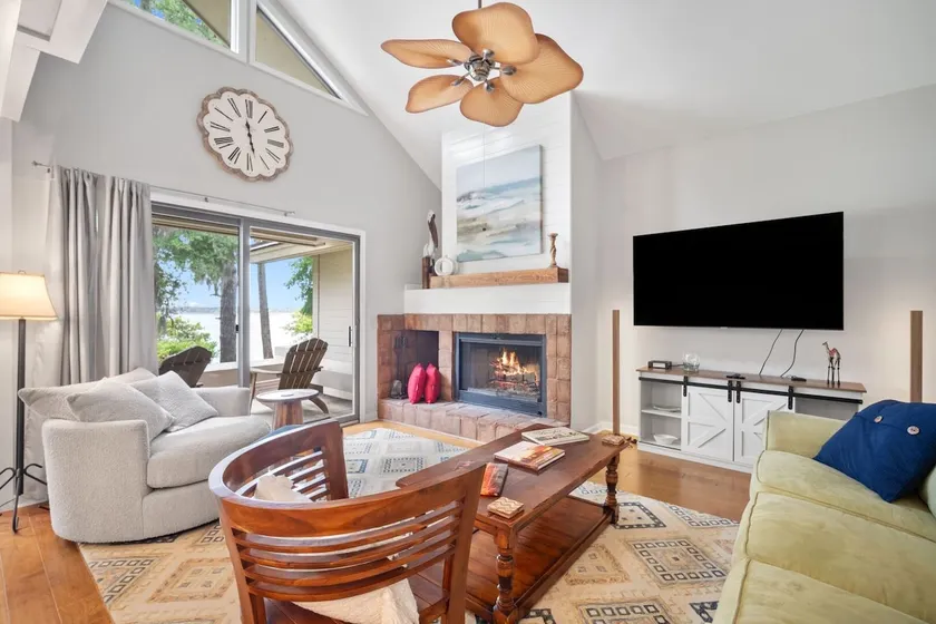 Newly listed bluff villa with creek and golf views - Image 1