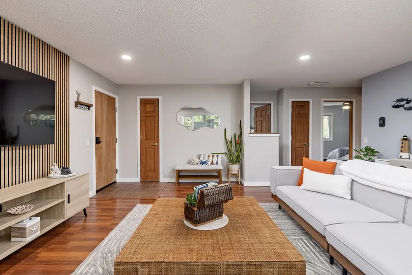 Downtown Urban Retreat Sleeps 4 King Bed - Image 1