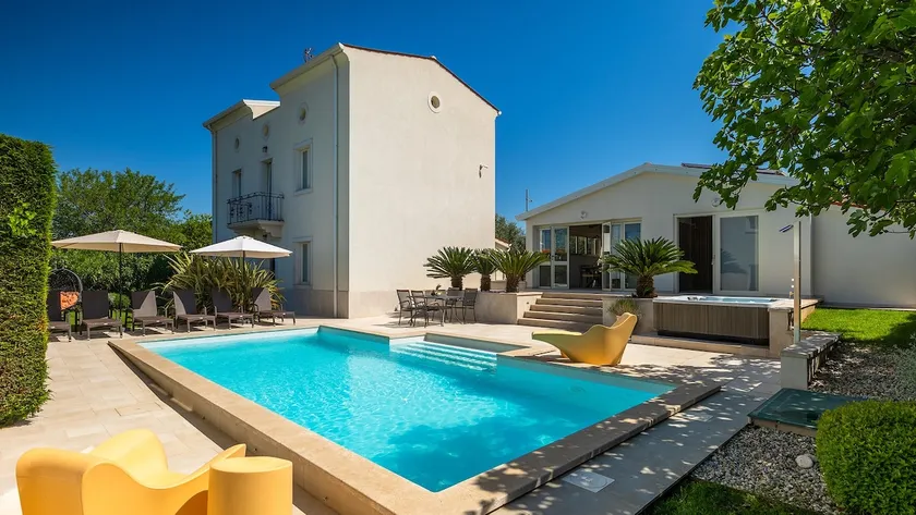 Beautiful Villa Bruna with jacuzzi in Porec - Image 1