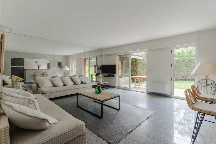 Luxury haven with pool, tennis and large garden - Image 1