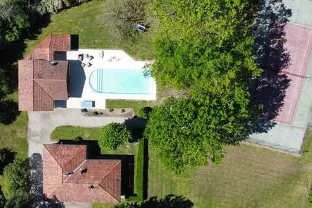 Beautiful home with swimming pool - Image 1