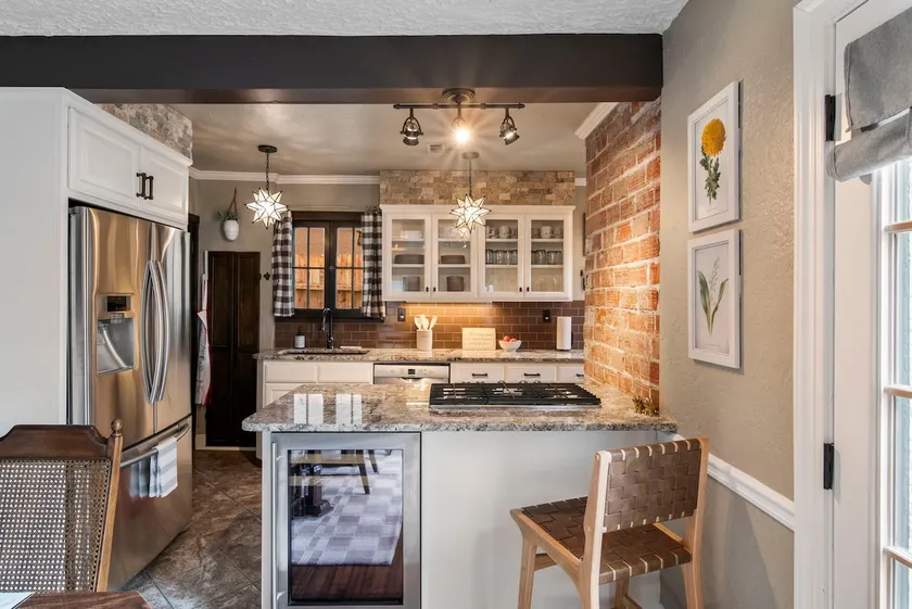Stunning Ivy Cottage, hot tub, pets, Pickle Ball - Image 1