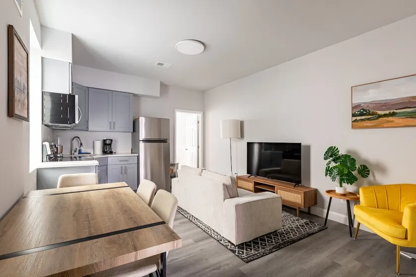 City Center -2 Queens 1 Twin Bed | GlobeNest - Image 1