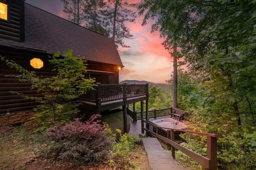 Tranquil Ridge- View, pet friendly, hot tub, sauna - Image 1