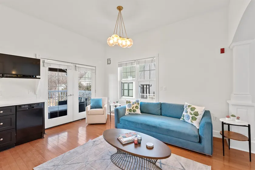 Lakeside condo w/ pool access & patio - Image 1
