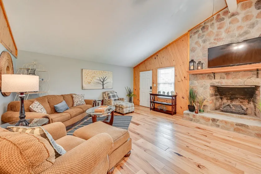 Access to Rough River Lake! Family Home w/ Deck - Image 1