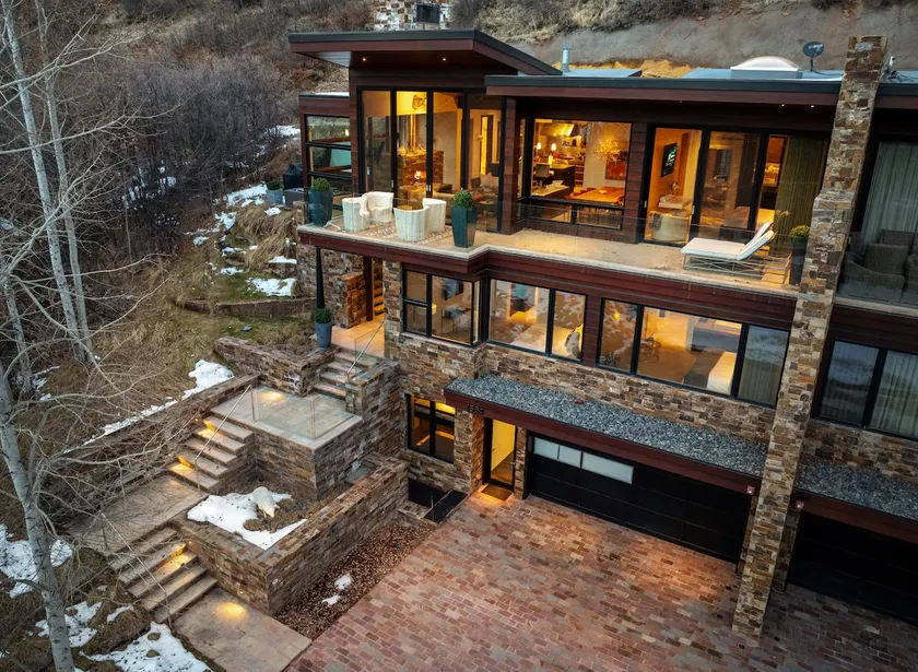 Elevated Ski Season Retreat in Aspen - Image 1