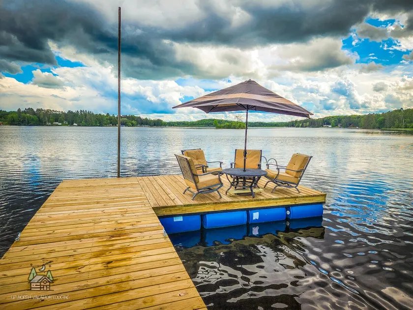 Chain of Lakes Lodge, 4-br lakefront with 2 docks - Image 1