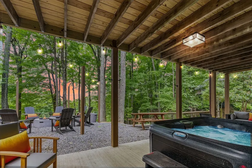 5 Min to Hatley Point! Après Ski ~ Hot Tub ~ Fire Pit - Image 1