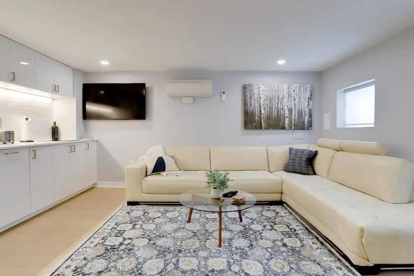Sojourn Modern Luxury 1BR on Capitol Hill - Image 1