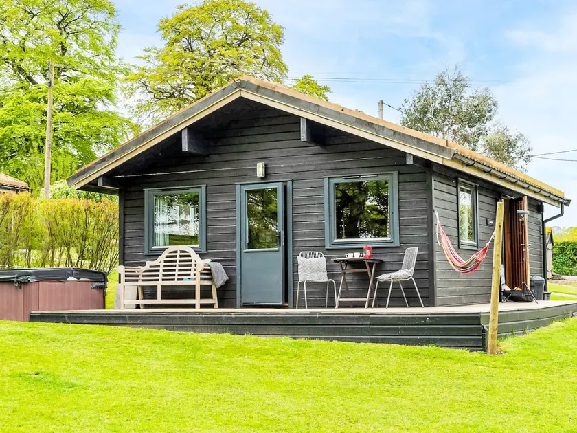 Holiday home with jacuzzi, garden & terrace | Nature view - Image 1