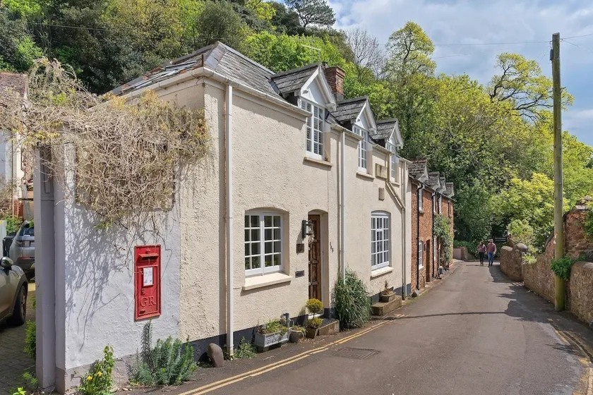 Modern Apartment in an 18th Century Cottage - Image 1