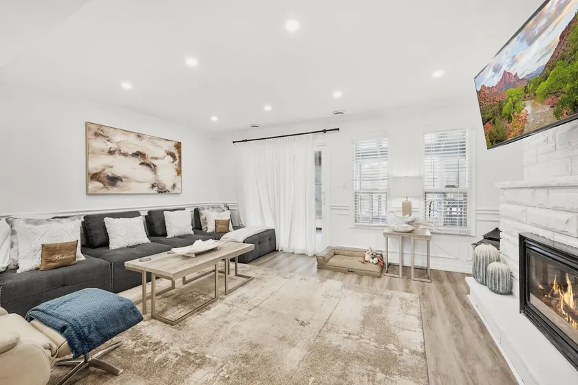 Beautiful 4BR Home in The Beaches! - Image 1