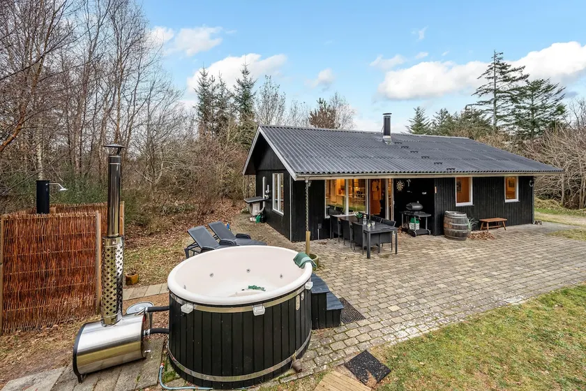 Lovely 6-Person Cottage With Outdoor Sauna - 1007 - Image 1