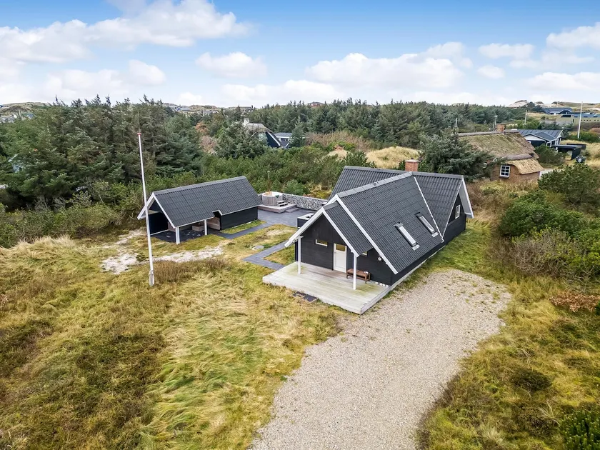 Vacation home renovated in 2023 with a 6-person. - Image 1