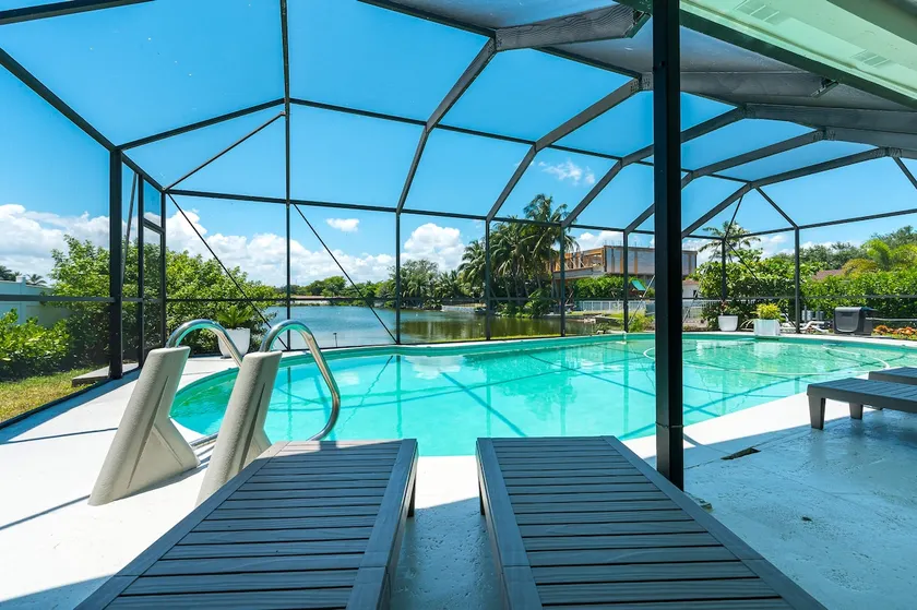 Waterfront Pool & Amazing Location - WOW - Image 1