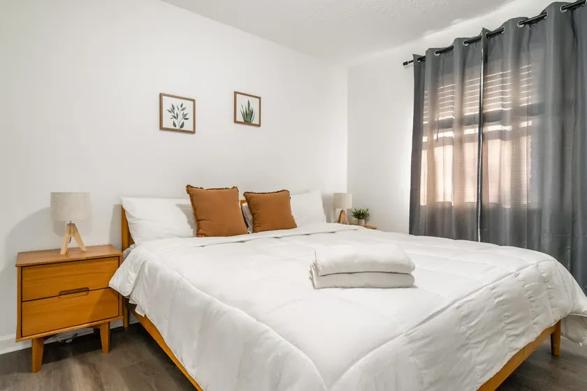 Newly-Renovated Townhouse| Parking | Pet Friendly - Image 1