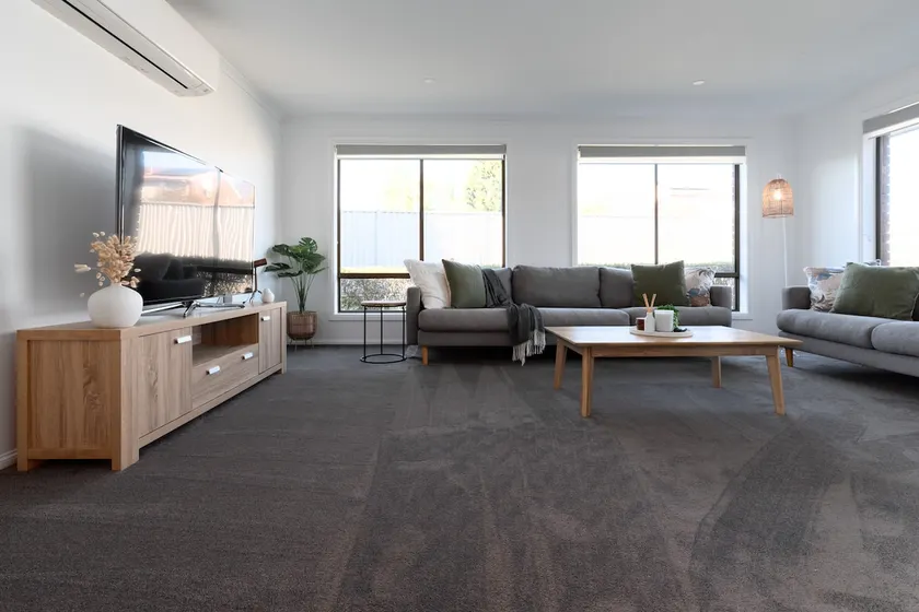 3 Bedroom Home: Parking & WiFi - Image 1