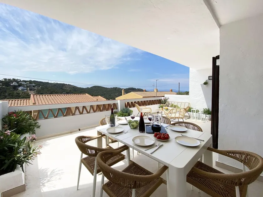 Semi-detached house with swimming pool for rent in - Image 1