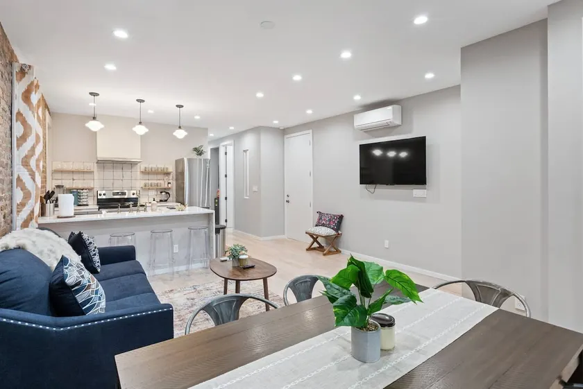 Urban Charm: Stylish Subway Hideaway - Image 1