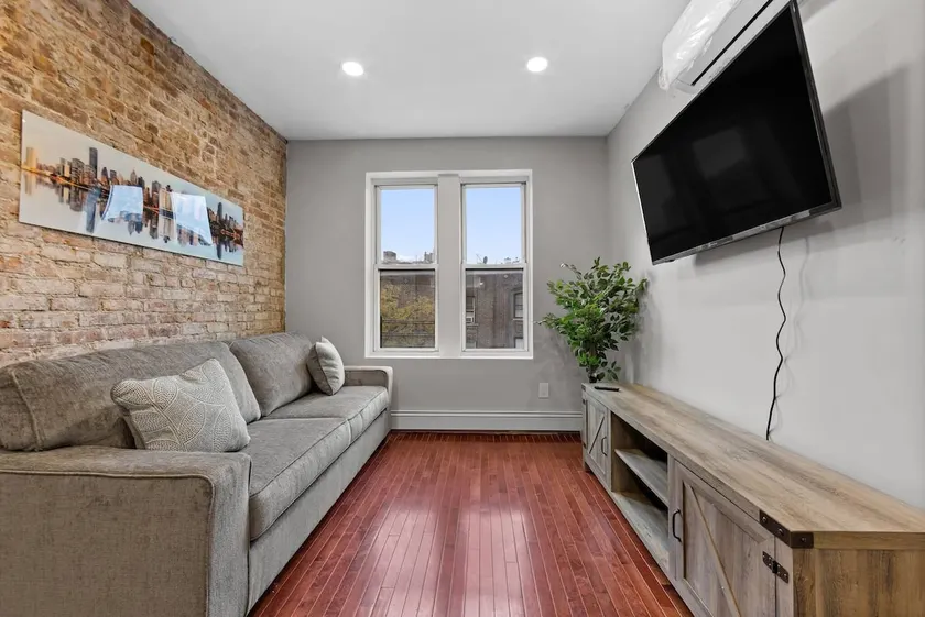 Great Space Near Subway - Image 1