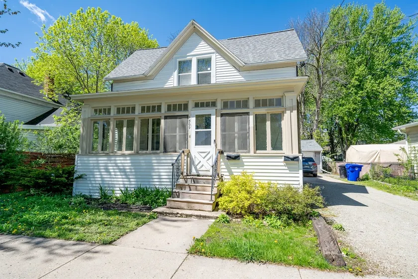 Family-ready retreat w/ yard & BBQ - Image 1
