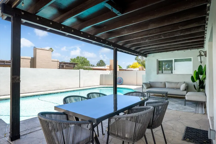Modern Comfort Pool BBQ Prime Location - Image 1