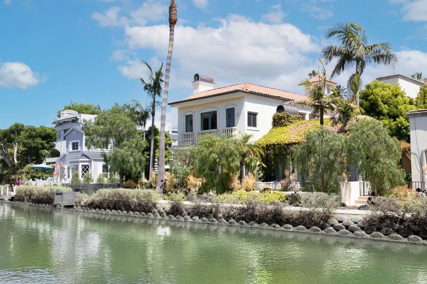 The Canal Escape - canal-front Italian villa - Image 1
