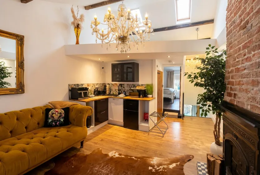 Charming Rooftop Apartment Near Donington Park - Image 1