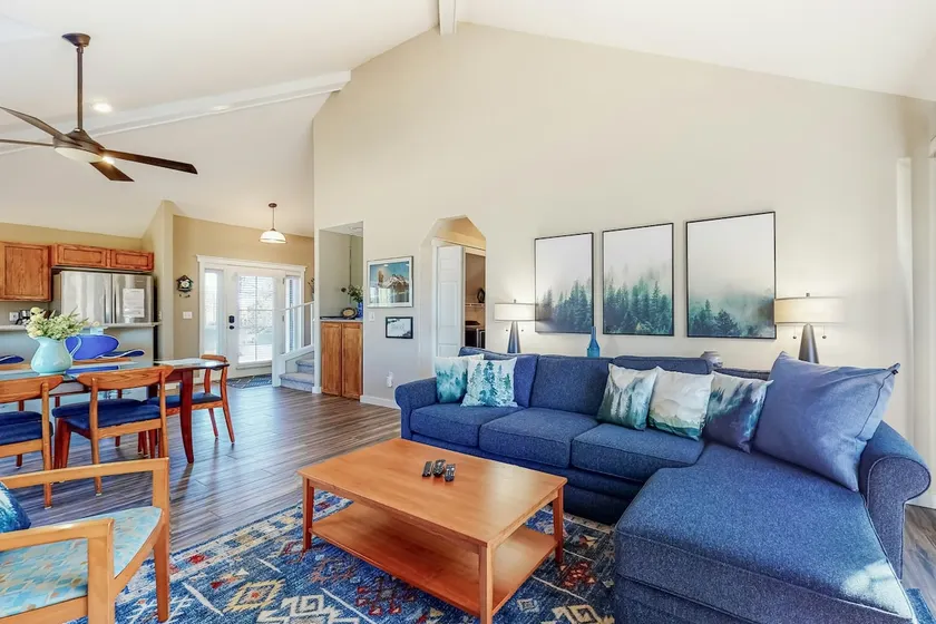 Resort townhouse with central AC & WiFi pool hot tub & golf access - dogs OK - Image 1
