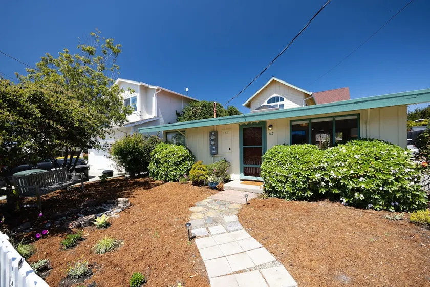 Private Cottage House - Walk to Beaches HarborFood Trials so much more - Image 1