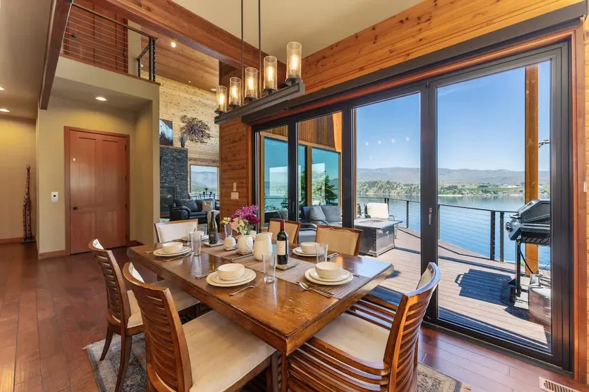 Lakeside retreat with panoramic views - Image 1