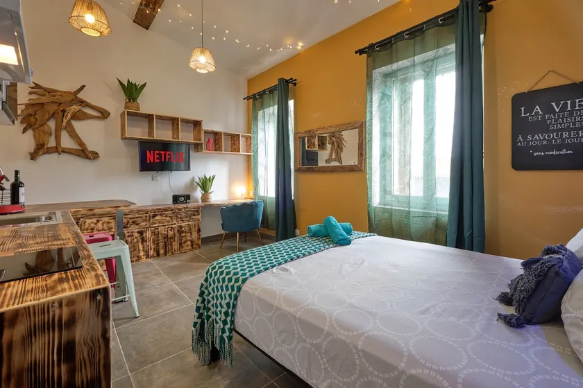 Comfortable & bright studio · Air conditioning · Center - Image 1