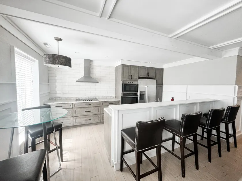 Stylish 2024 Beach Condo - Image 1