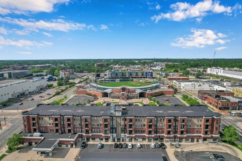 Gorgeous Apt - Walk to Stadium & Lansing Center - Image 1