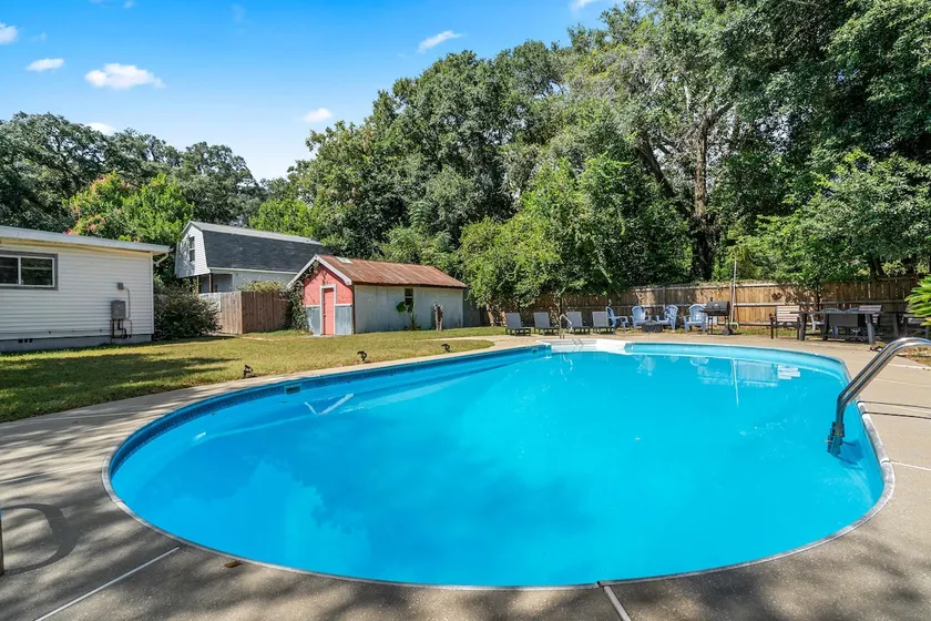 Pool house w/pool, BBQ + fire pit - Image 1