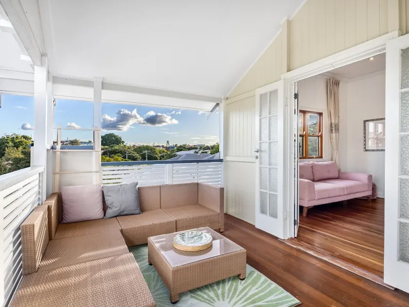 Queenslander w/ large and comfy Patio/ family Home - Image 1