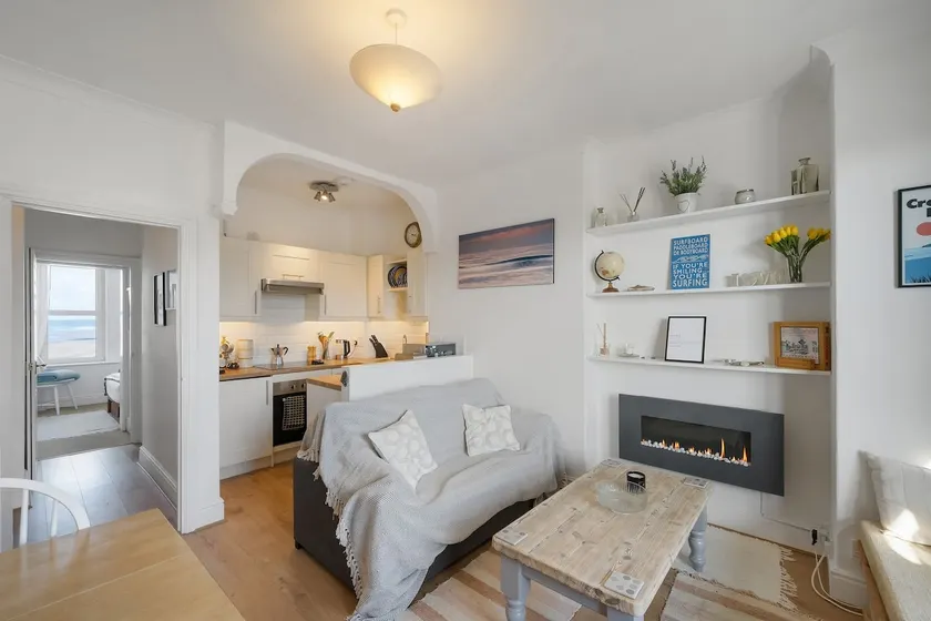 Apartment Expansive Sea Views Private Parking - Image 1
