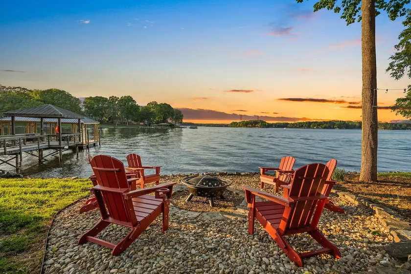 Bella Vista by Socharm | Lakefront Getaway - Image 1